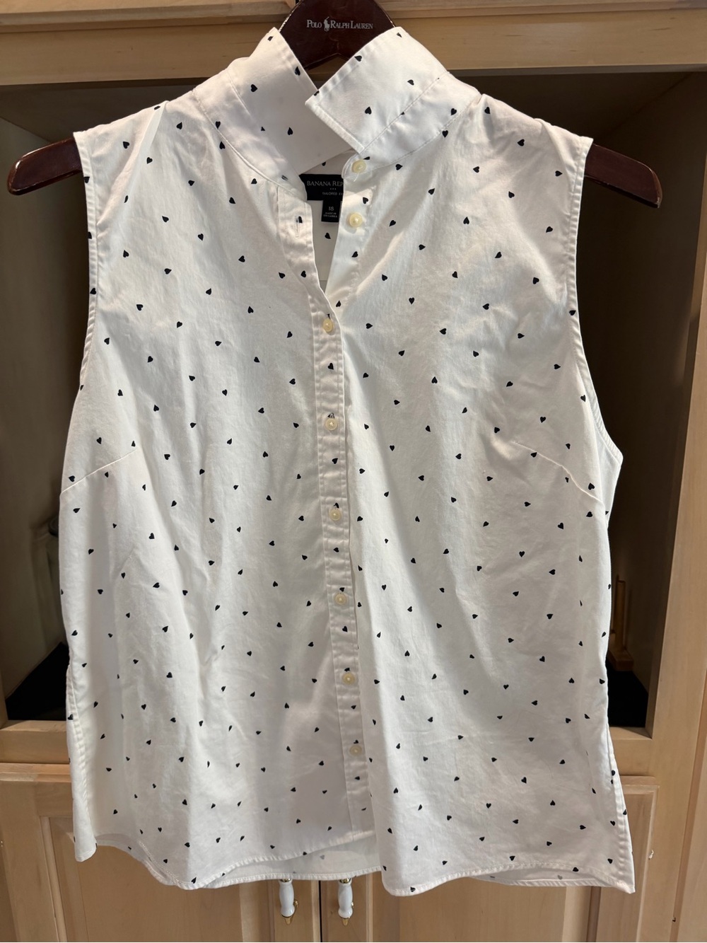 Banana Republic FS White Sleeveless Button-Down Shirt with Black Heart Motif 18